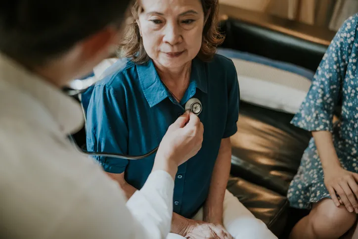 older woman receiving lung cancer screening